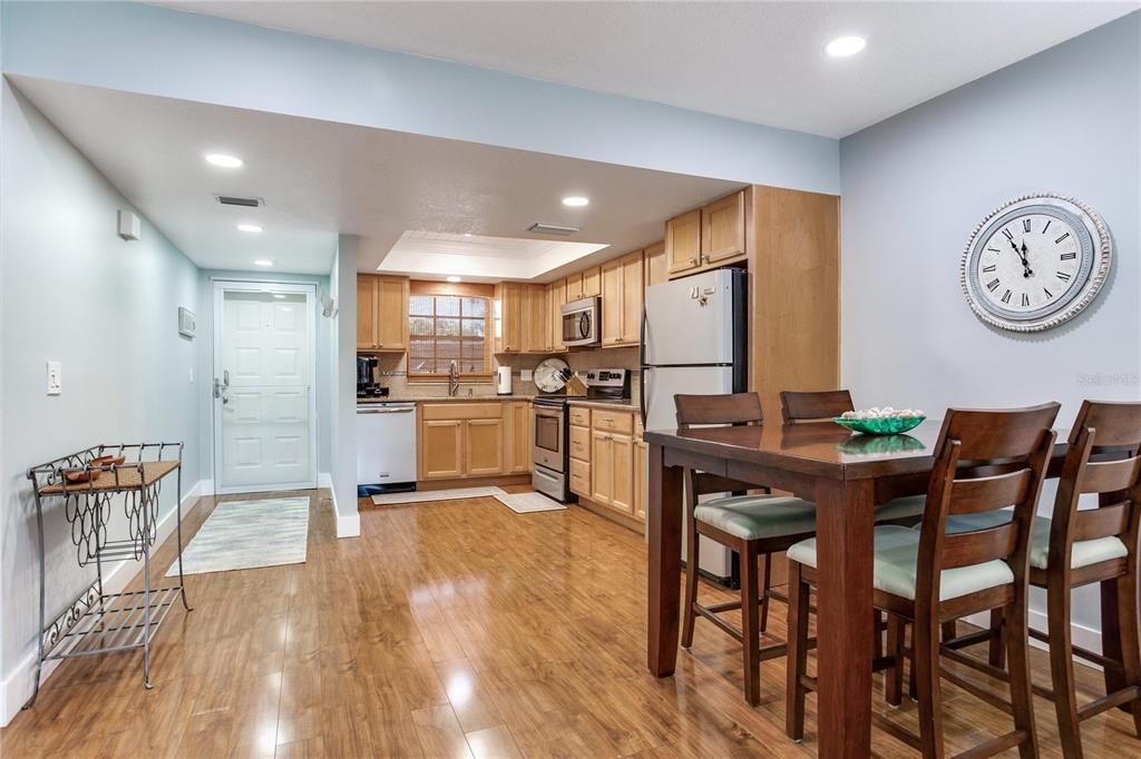 For Sale: $249,000 (2 beds, 2 baths, 912 Square Feet)