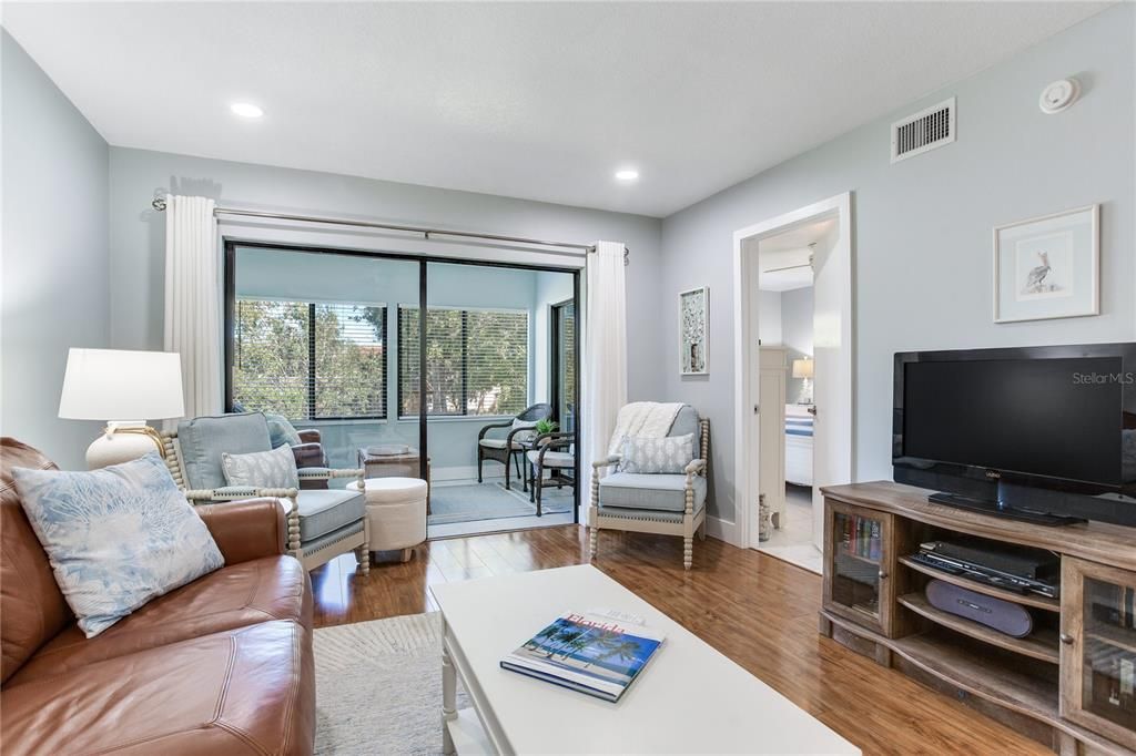 For Sale: $249,000 (2 beds, 2 baths, 912 Square Feet)