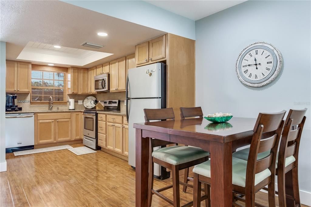 For Sale: $249,000 (2 beds, 2 baths, 912 Square Feet)