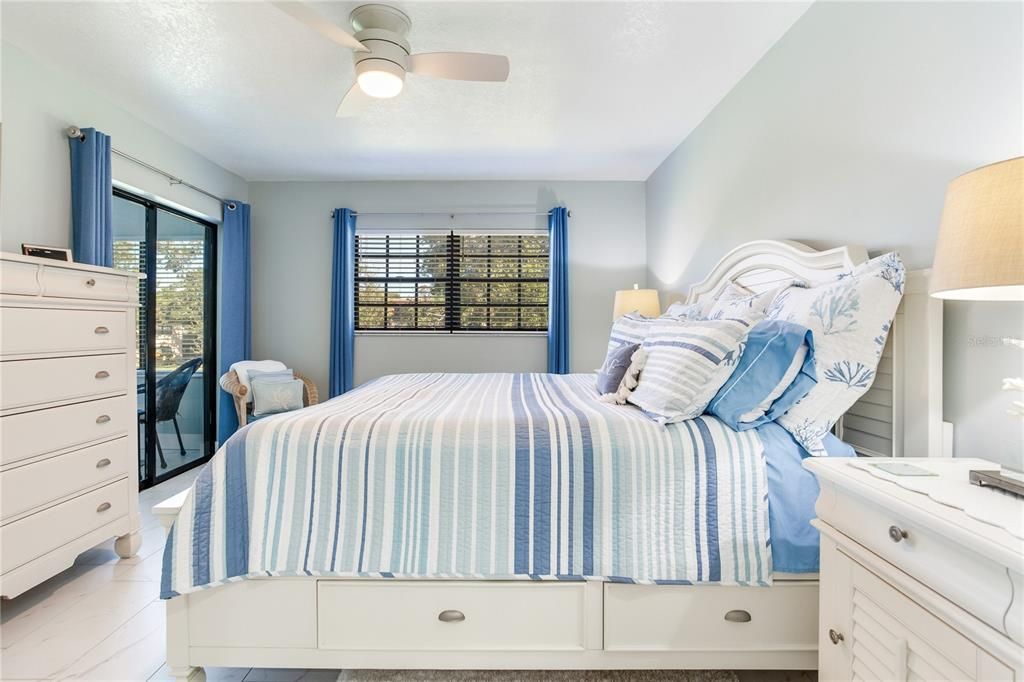 For Sale: $249,000 (2 beds, 2 baths, 912 Square Feet)