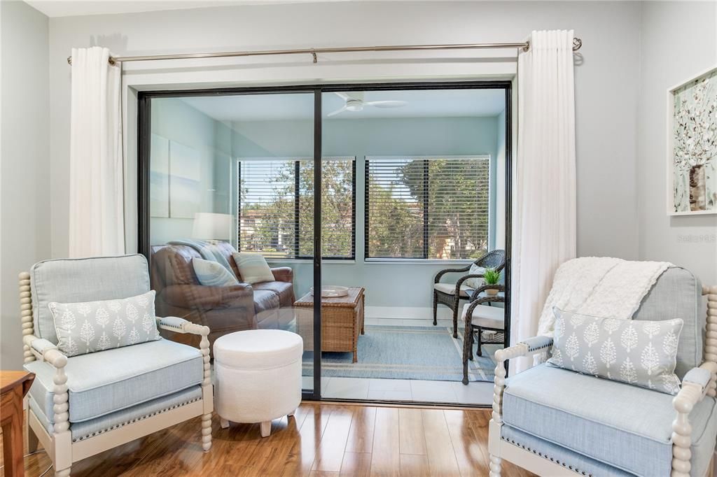 For Sale: $249,000 (2 beds, 2 baths, 912 Square Feet)