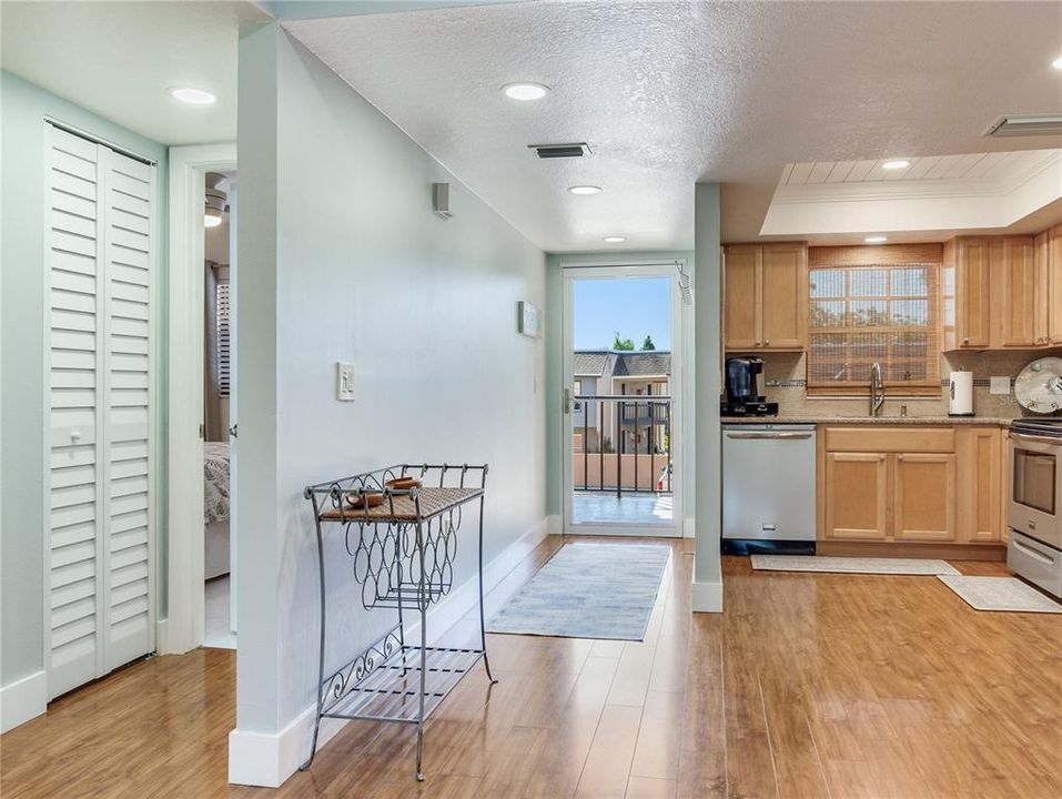 For Sale: $249,000 (2 beds, 2 baths, 912 Square Feet)