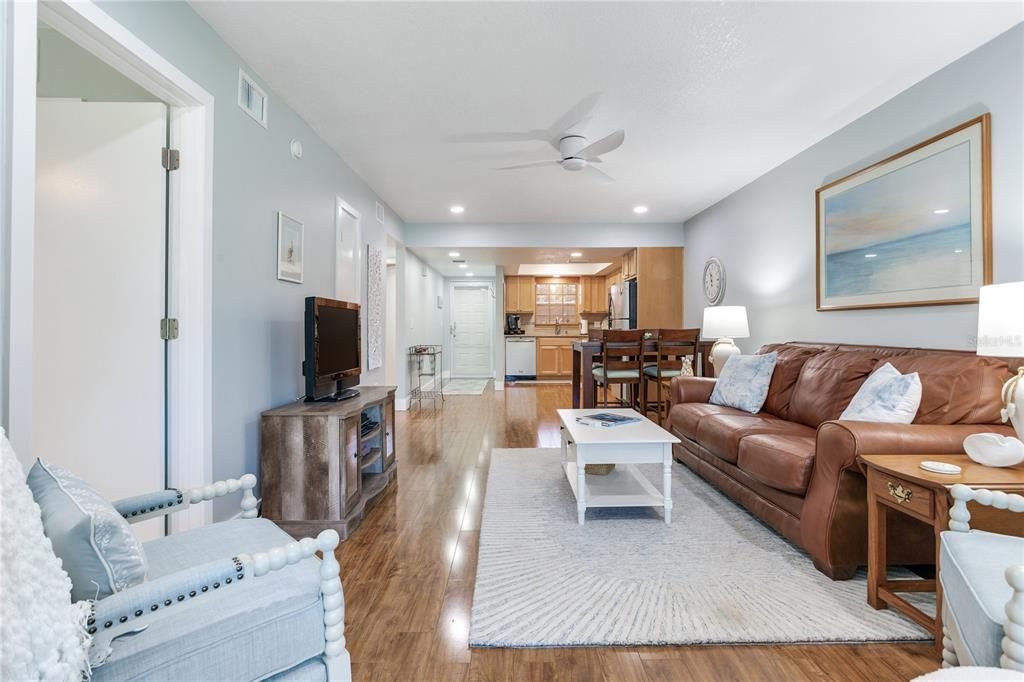 For Sale: $249,000 (2 beds, 2 baths, 912 Square Feet)