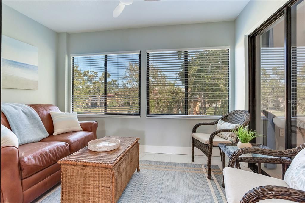 For Sale: $249,000 (2 beds, 2 baths, 912 Square Feet)