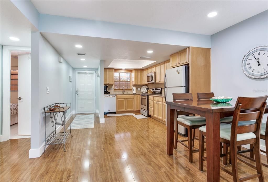 For Sale: $249,000 (2 beds, 2 baths, 912 Square Feet)