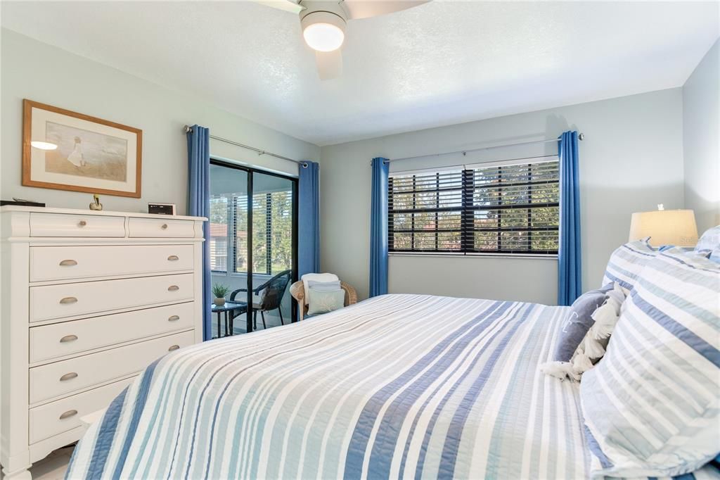 For Sale: $249,000 (2 beds, 2 baths, 912 Square Feet)