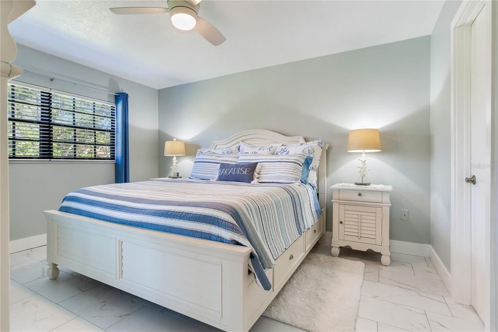 For Sale: $249,000 (2 beds, 2 baths, 912 Square Feet)