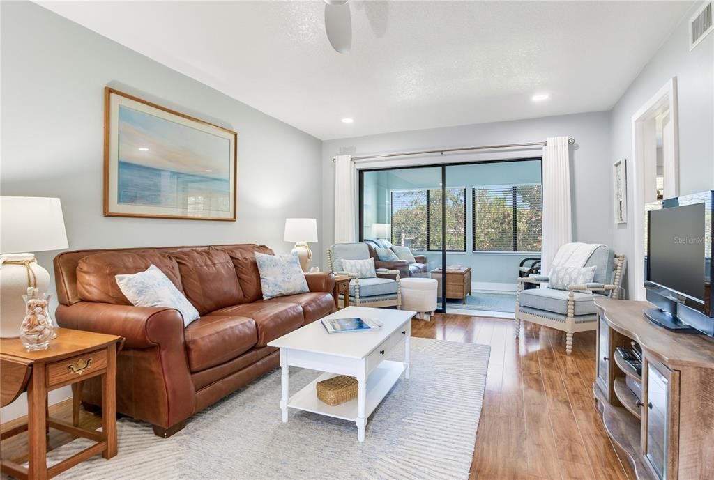 For Sale: $249,000 (2 beds, 2 baths, 912 Square Feet)