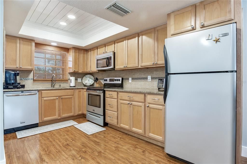 For Sale: $249,000 (2 beds, 2 baths, 912 Square Feet)