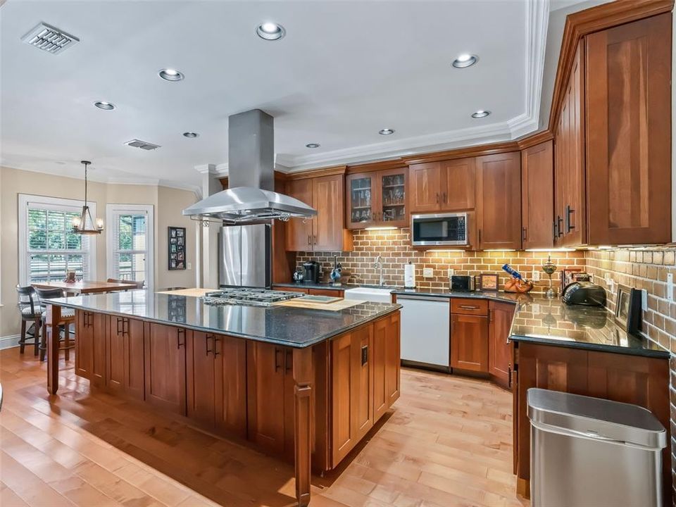 En Venta: $1,095,000 (3 camas, 2 baños, 2087 Pies cuadrados)