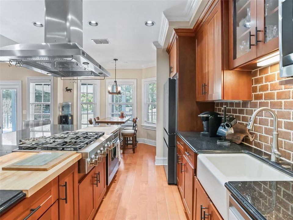 En Venta: $1,095,000 (3 camas, 2 baños, 2087 Pies cuadrados)