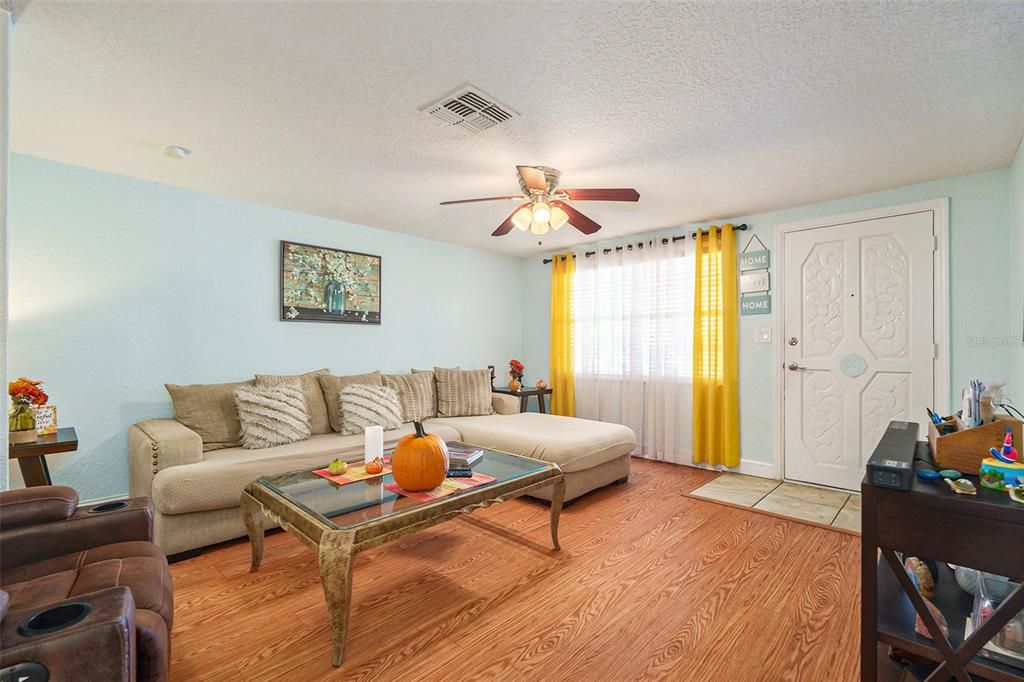 For Sale: $265,000 (3 beds, 2 baths, 1191 Square Feet)