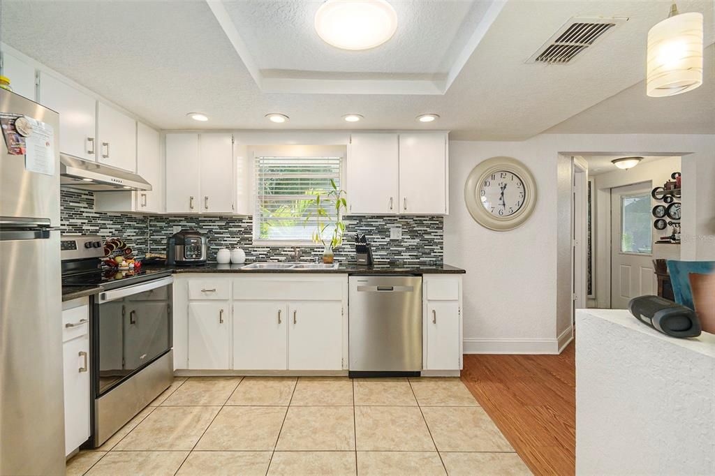 For Sale: $265,000 (3 beds, 2 baths, 1191 Square Feet)