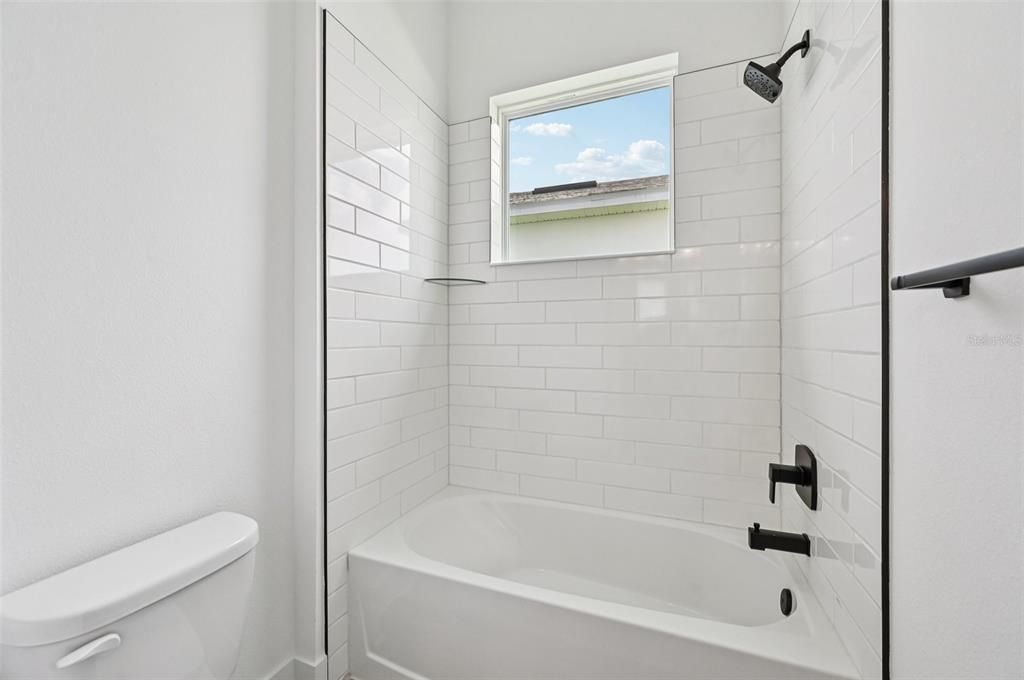 En Venta: $669,990 (5 camas, 3 baños, 3595 Pies cuadrados)