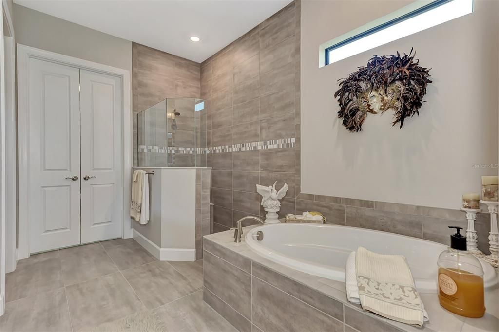 For Sale: $1,425,000 (4 beds, 4 baths, 3884 Square Feet)