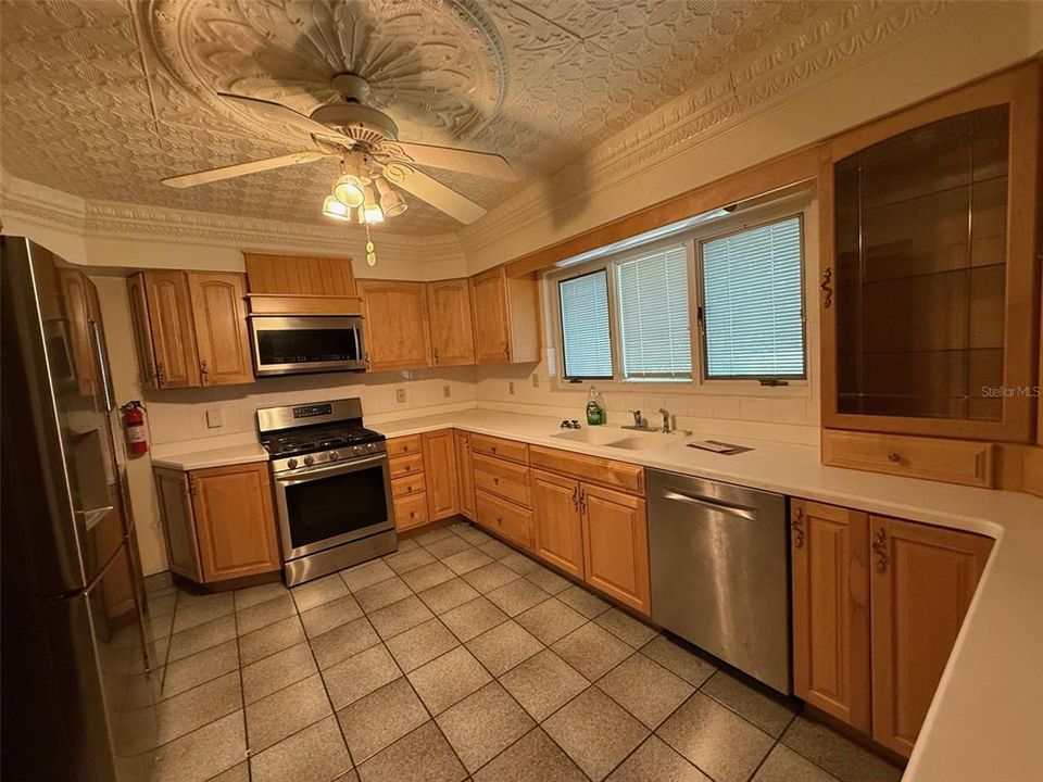 Под контрактом: $400,000 (3 спален, 2 ванн, 3141 Квадратных фут)