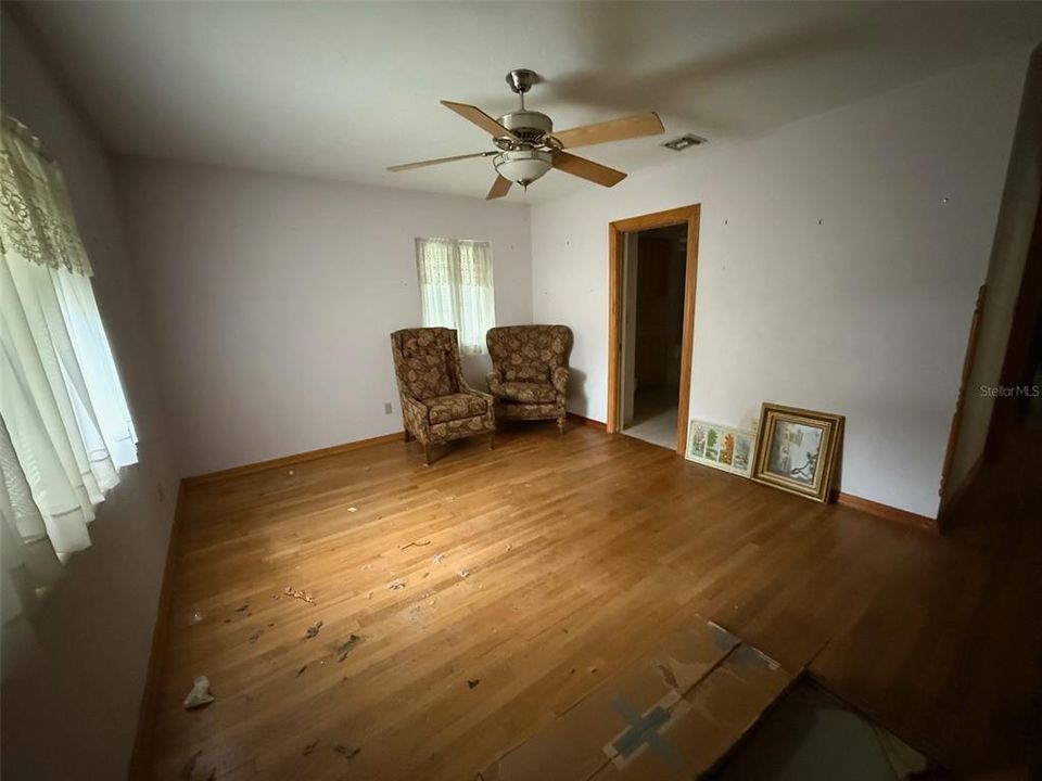 Под контрактом: $400,000 (3 спален, 2 ванн, 3141 Квадратных фут)