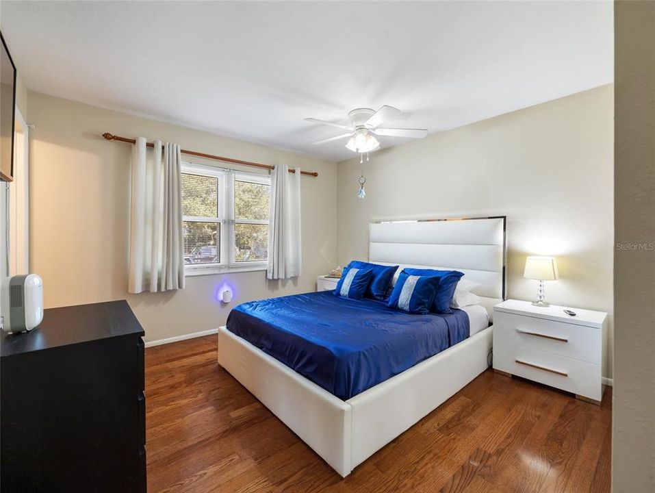 For Sale: $219,900 (2 beds, 2 baths, 901 Square Feet)