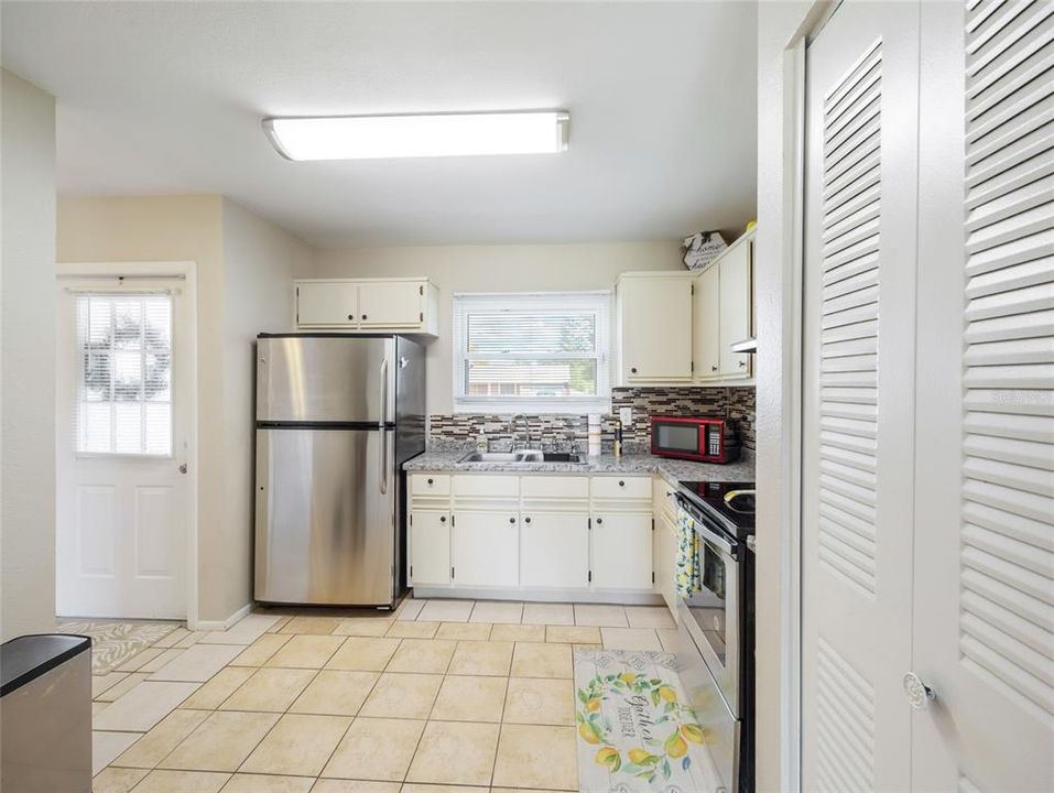 For Sale: $219,900 (2 beds, 2 baths, 901 Square Feet)