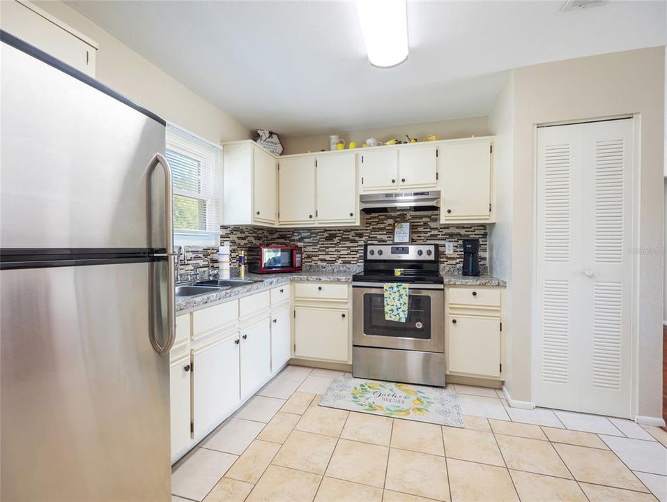 For Sale: $219,900 (2 beds, 2 baths, 901 Square Feet)