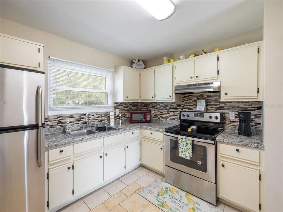 For Sale: $219,900 (2 beds, 2 baths, 901 Square Feet)