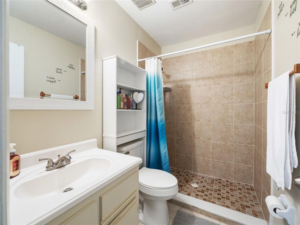 For Sale: $219,900 (2 beds, 2 baths, 901 Square Feet)