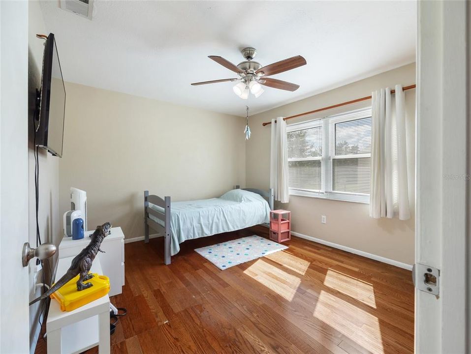 For Sale: $219,900 (2 beds, 2 baths, 901 Square Feet)