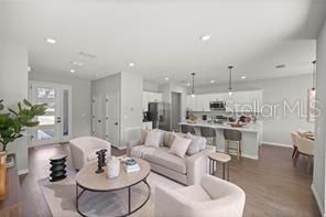 Activo con contrato: $329,900 (4 camas, 2 baños, 1873 Pies cuadrados)