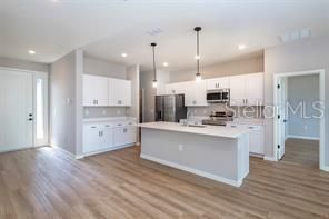 Activo con contrato: $329,900 (4 camas, 2 baños, 1873 Pies cuadrados)