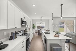 Activo con contrato: $329,900 (4 camas, 2 baños, 1873 Pies cuadrados)