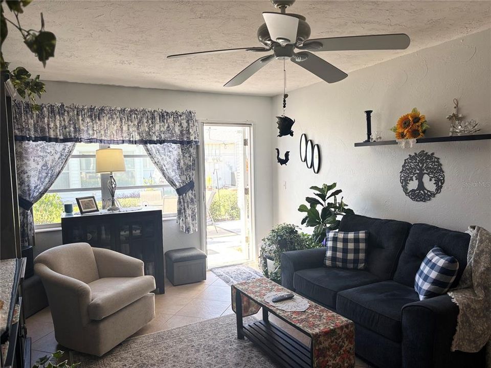 待售: $170,000 (2 贝兹, 1 浴室, 865 平方英尺)