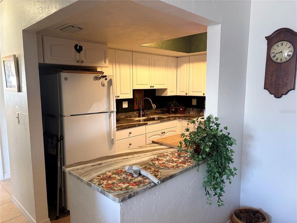 待售: $170,000 (2 贝兹, 1 浴室, 865 平方英尺)