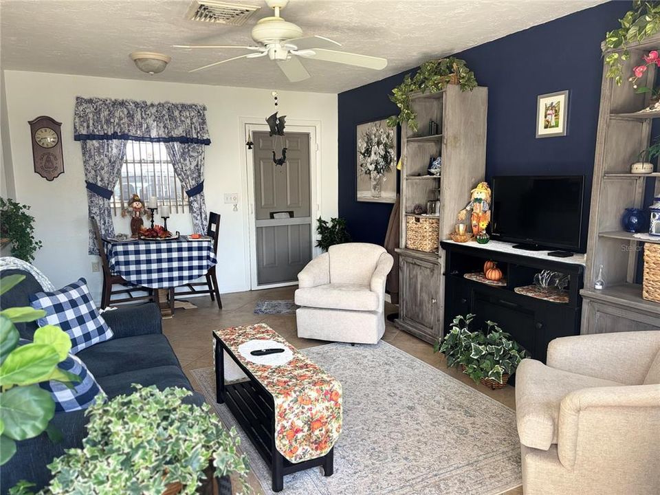 待售: $170,000 (2 贝兹, 1 浴室, 865 平方英尺)