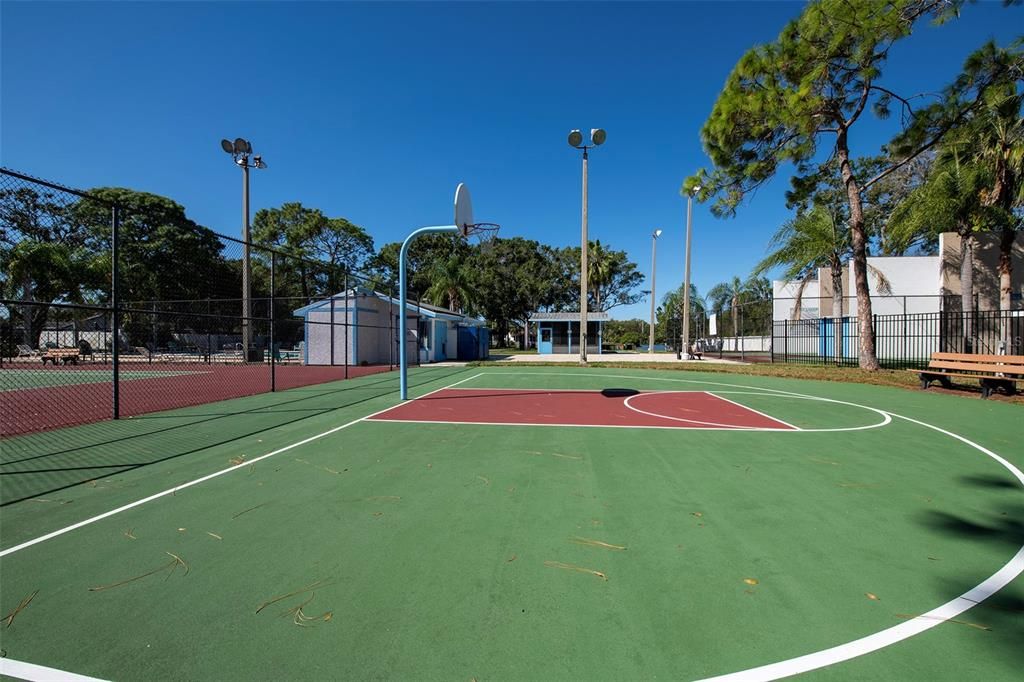 Active With Contract: $154,900 (2 beds, 2 baths, 915 Square Feet)