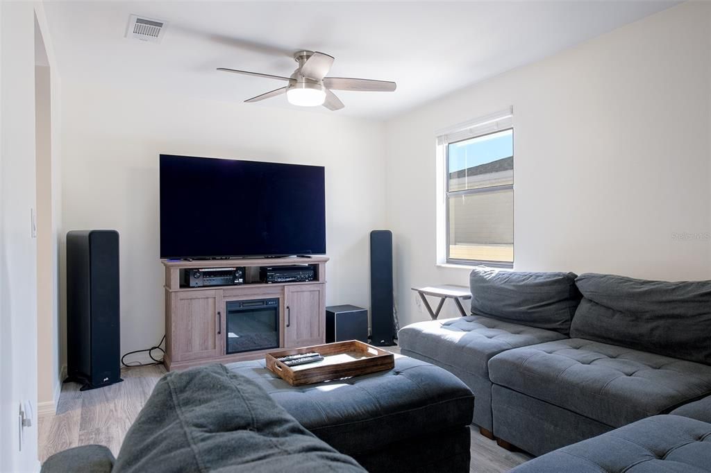 Active With Contract: $154,900 (2 beds, 2 baths, 915 Square Feet)