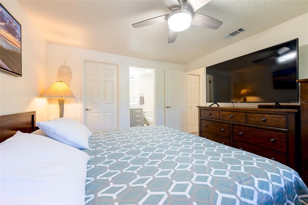 Active With Contract: $154,900 (2 beds, 2 baths, 915 Square Feet)