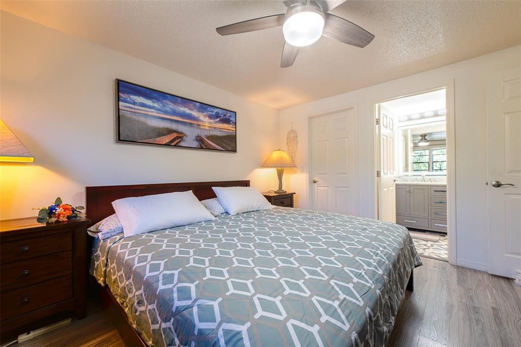 Active With Contract: $154,900 (2 beds, 2 baths, 915 Square Feet)