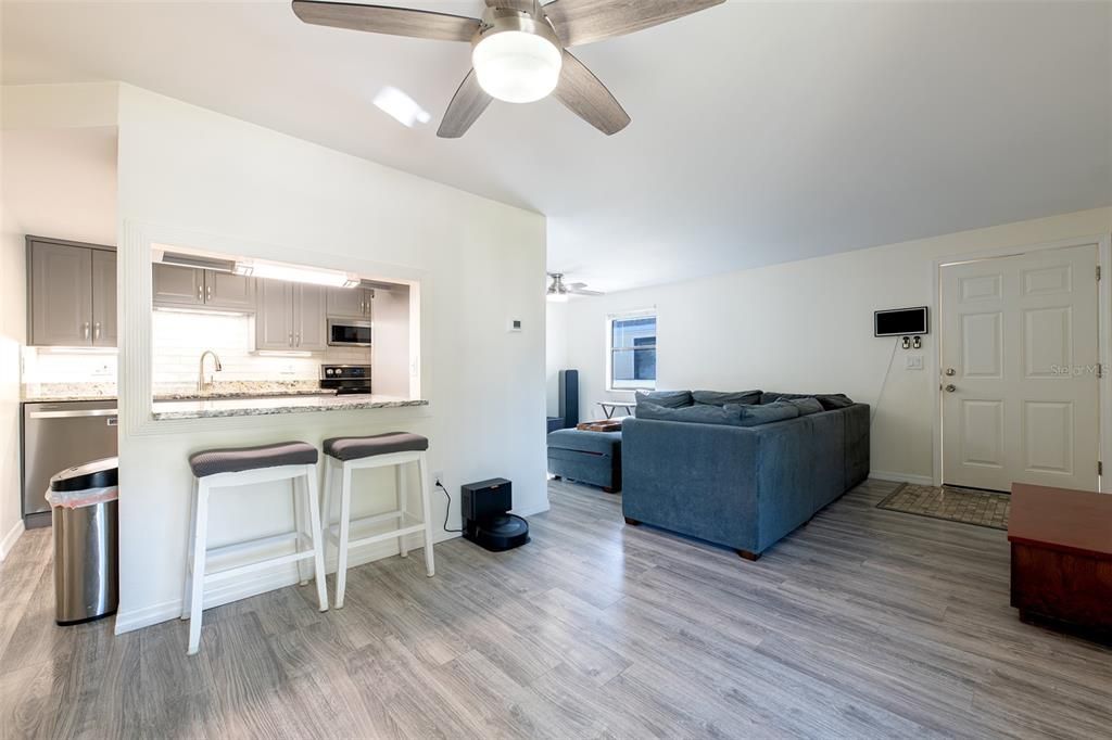 Active With Contract: $154,900 (2 beds, 2 baths, 915 Square Feet)