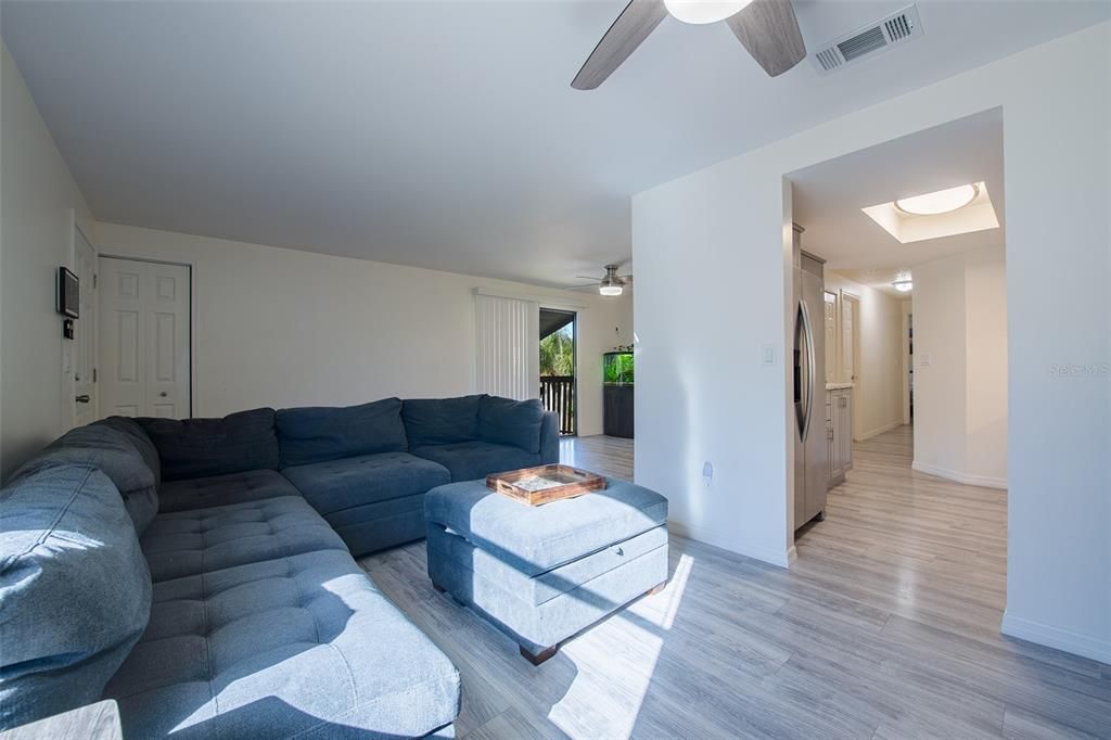 Active With Contract: $154,900 (2 beds, 2 baths, 915 Square Feet)