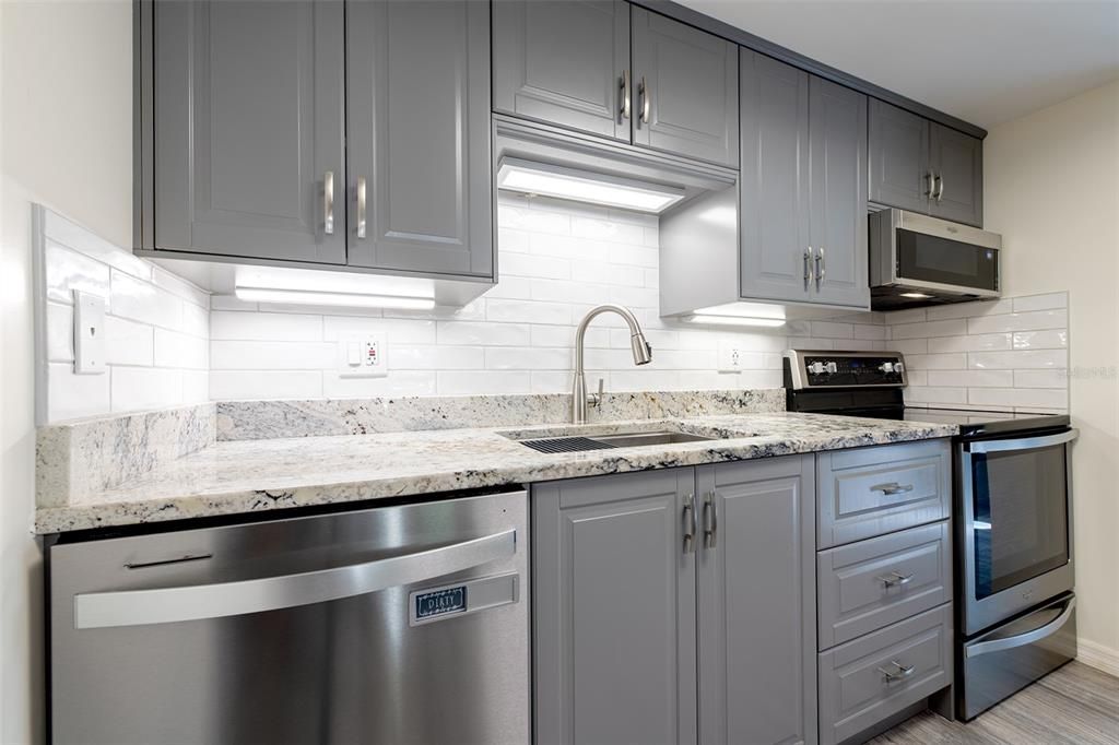 Active With Contract: $154,900 (2 beds, 2 baths, 915 Square Feet)