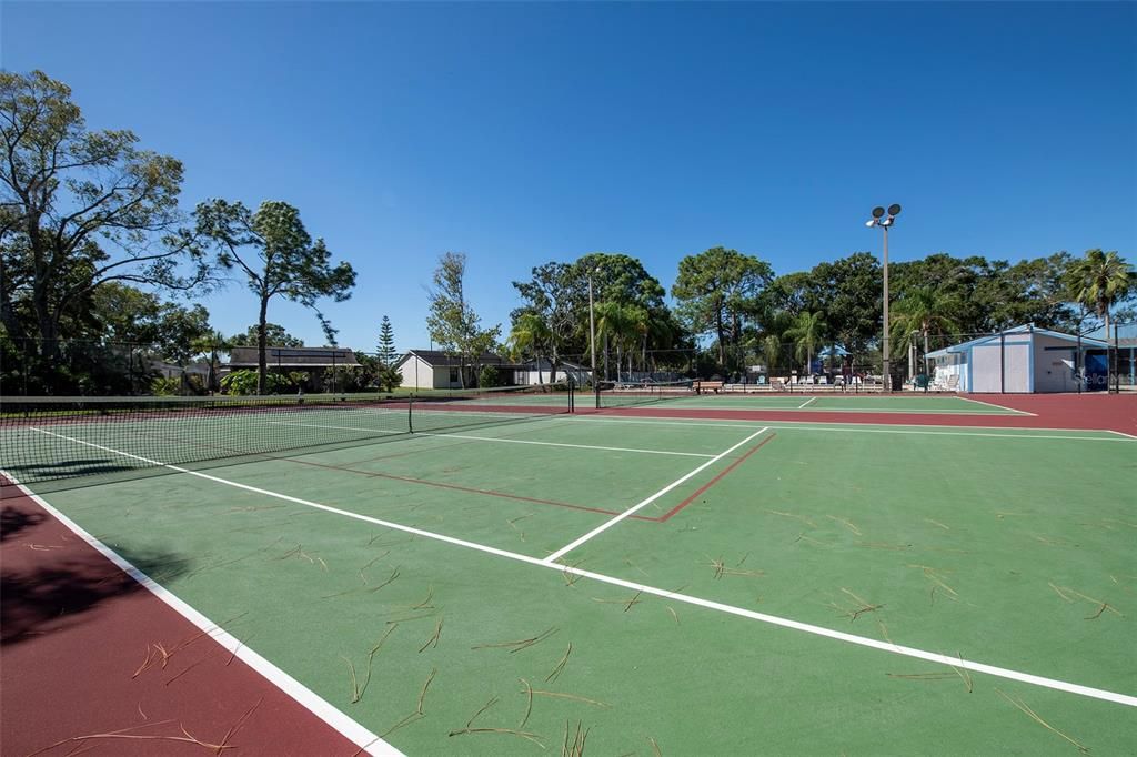 Active With Contract: $154,900 (2 beds, 2 baths, 915 Square Feet)