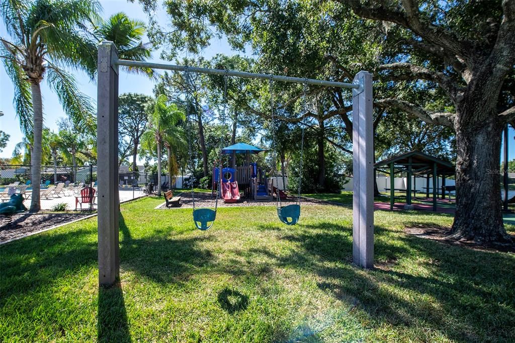 Active With Contract: $154,900 (2 beds, 2 baths, 915 Square Feet)