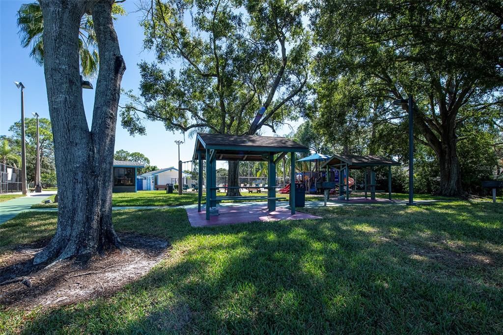 Active With Contract: $154,900 (2 beds, 2 baths, 915 Square Feet)