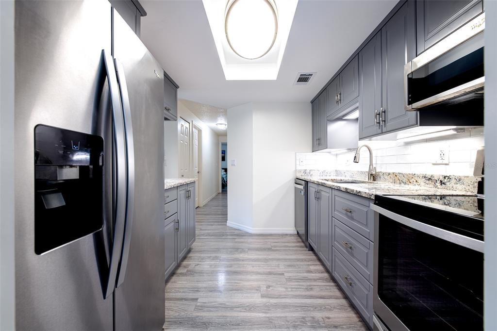 Active With Contract: $154,900 (2 beds, 2 baths, 915 Square Feet)