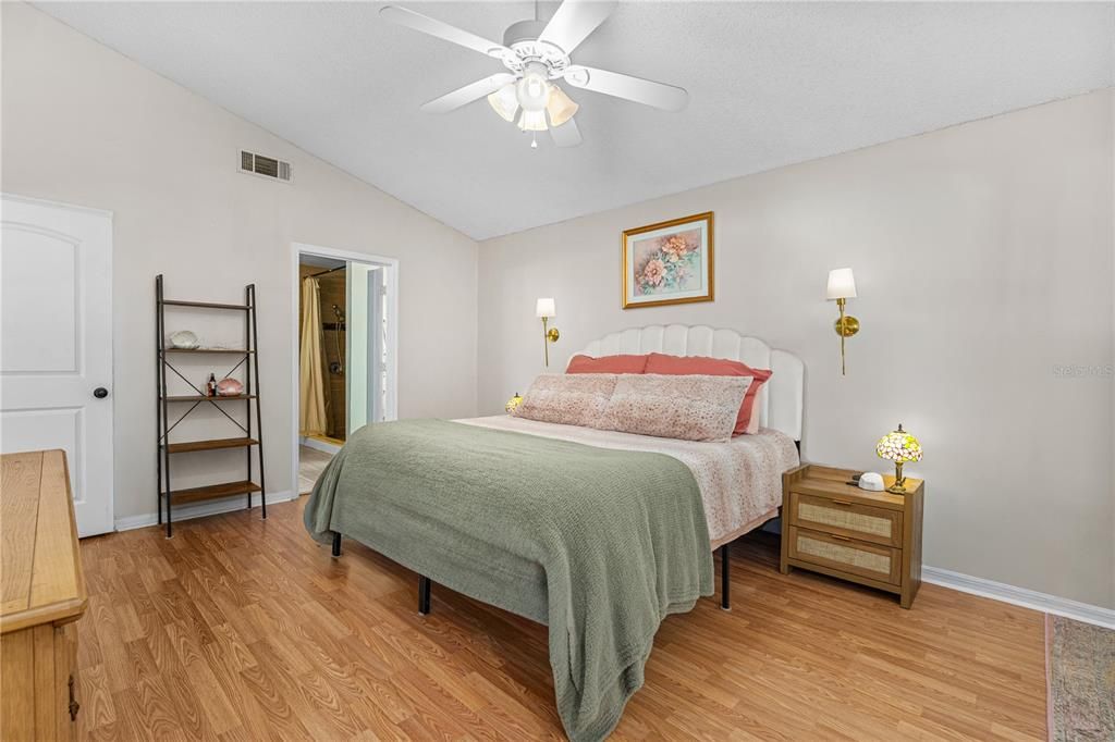 Под контрактом: $345,000 (3 спален, 2 ванн, 1732 Квадратных фут)