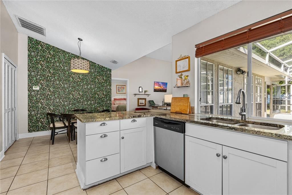 Под контрактом: $345,000 (3 спален, 2 ванн, 1732 Квадратных фут)