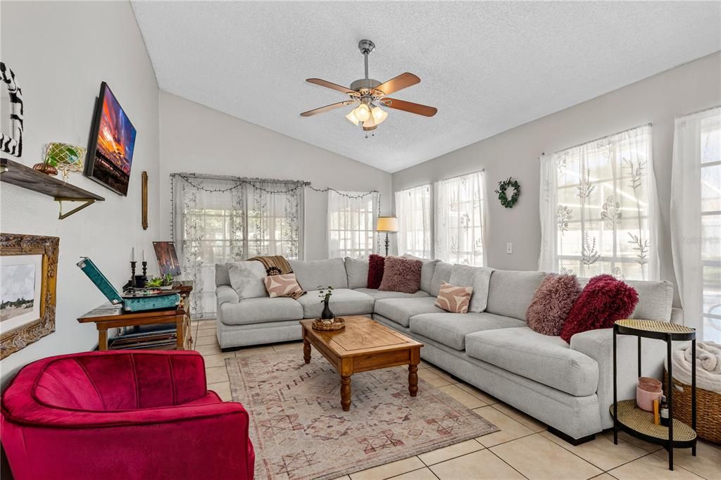 Под контрактом: $345,000 (3 спален, 2 ванн, 1732 Квадратных фут)