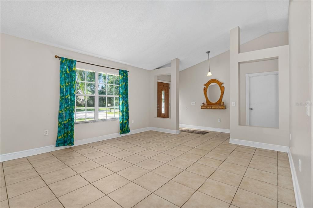 Под контрактом: $345,000 (3 спален, 2 ванн, 1732 Квадратных фут)