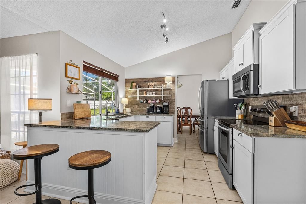 Под контрактом: $345,000 (3 спален, 2 ванн, 1732 Квадратных фут)