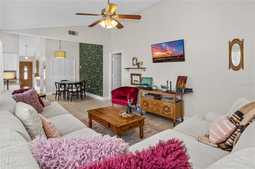 Под контрактом: $345,000 (3 спален, 2 ванн, 1732 Квадратных фут)